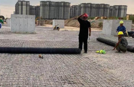 绵竹土工格栅铺设前地基要怎么处理？